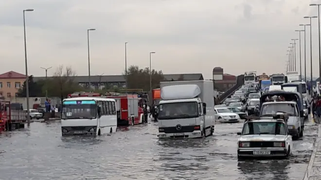 Ziya Bünyadov körpüsündə sel suları, tıxac yaranıb