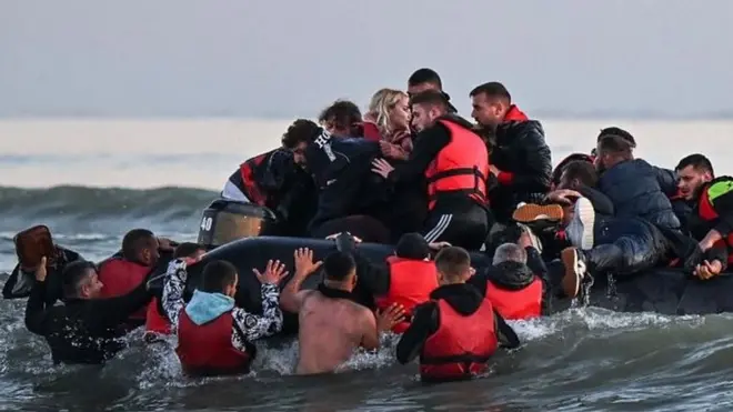 ما مصير المهاجرين الذين يصلون إلى بريطانيا عبر البحر؟