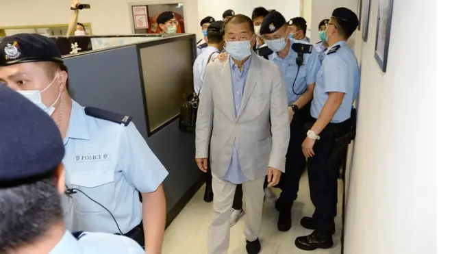 黎智英被警员带返壹传媒集团的大楼搜证