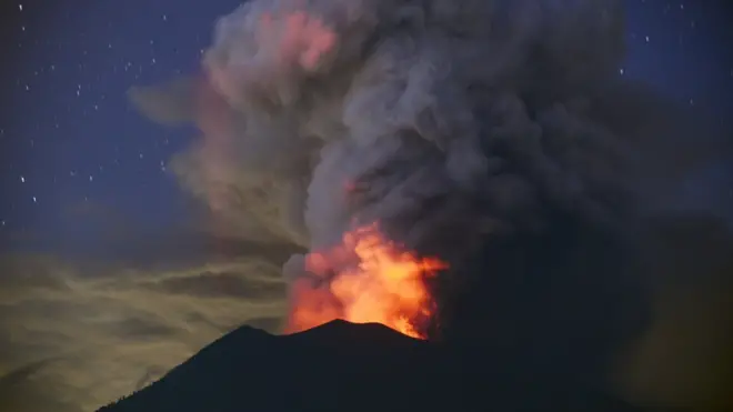 Отак виглядав вулкан уночі