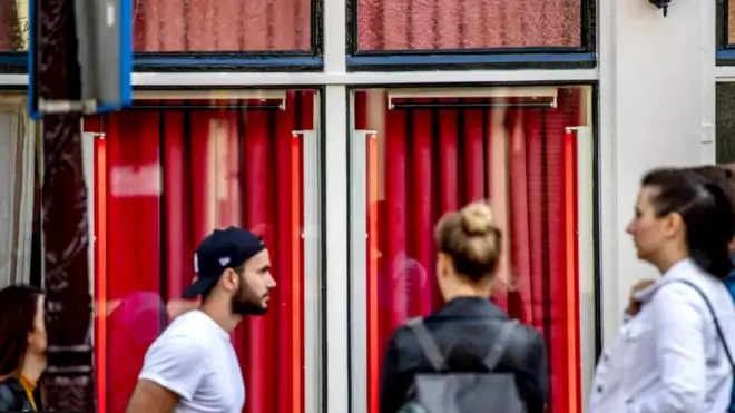 منطقة الضوء الأحمر المركزية المخصصة لتجارة الجنس في أمستردام