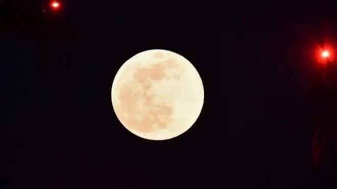 En Milán, Italia, la luna también brilló con fuerza.