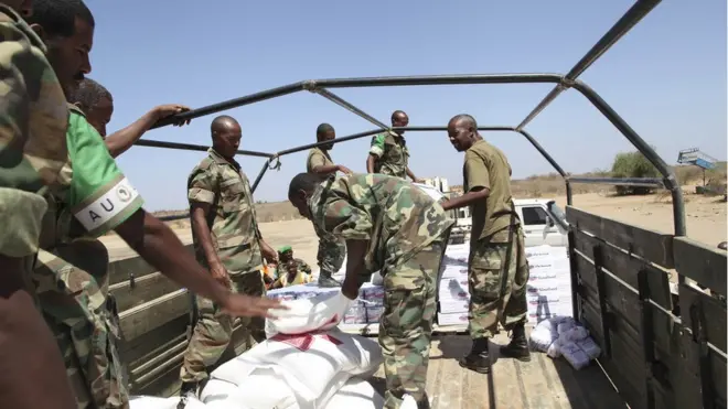 Cunno gaari la saarayo Baydhabo. Waxay qayb ka tahay kaalmada ciidanka Soomaalida la siiyo.