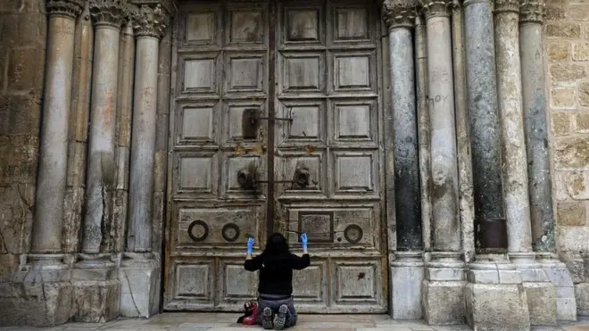 Женщина у ворот храма Гроба Господня