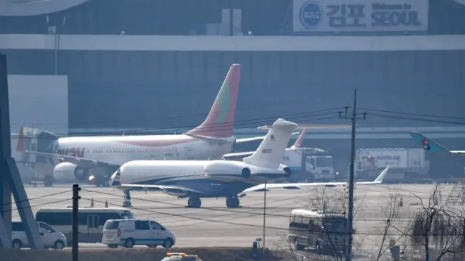 중국 후베이성 우한과 인근에서 거주하던 한국 교민을 태운 전세기가 31일 오전 서울 김포국제공항에 도착한 가운데, 출국 수속을 마친 교민들을 태운 버스가 공항을 빠져나가고 있다