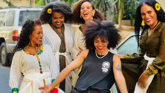 متطوعات وعاملات في تجمع إيغنا ليغنا في لبنان