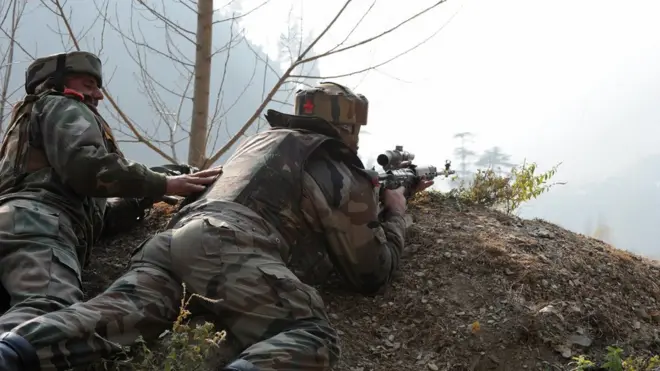 انڈین فوجی نے ایل او سی پر پوزیشن لے رکھی ہے