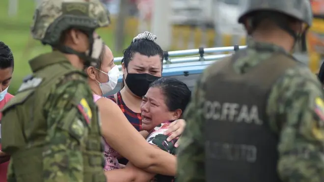 Los familiares de los presos no podían contener la emoción ante las noticias que llegaban desde los penales.