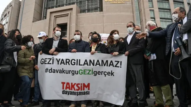 Gezi Parkı davasının yeniden görülmeye başlanması Çağlayan Adliyesi önünde protesto edildi.