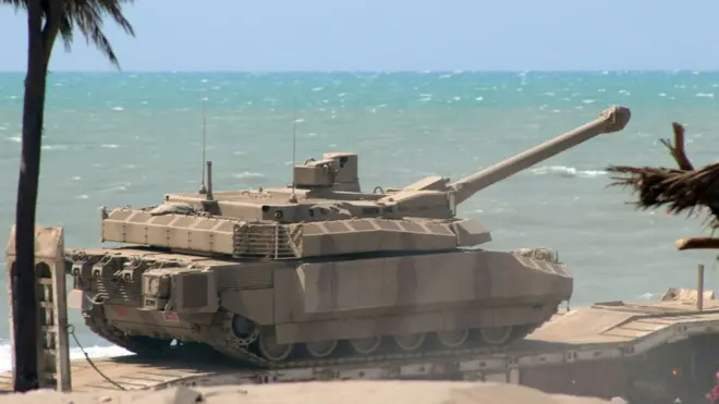 deniz kenarında bir tank