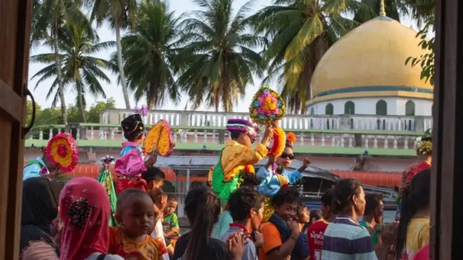 เด็ก ๆ หมู่บ้านมดตะนอย จ.ตรัง จะแต่งตัวด้วยชุดสวยงาม เพื่อทำพิธีแห่รอบหมู่บ้านก่อนเข้าสุหนัตหมู่