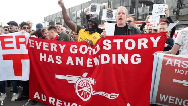 رفع بعض الجماهير لافتات تطالب برحيل فينغر خلال وبعد المباراة