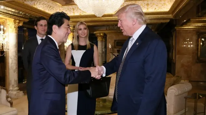 دونالد ترامب (يمين) التقى شينزو آبي في نيويورك