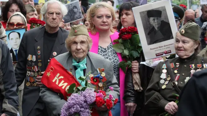 Демонстрация советской символики на Украине запрещена, однако на акциях 9 мая она встречалась