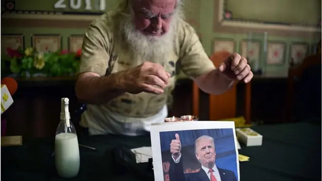 Antonio Vazquez, pria asal Meksiko yang dikenal sebagai 'Penyihir Terhebat', mengguna-guna Donald Trump dengan memakai foto presiden Amerika Serikat itu.