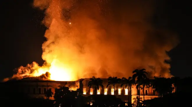 Hidrantes próximos ao Museu Nacional não estavam funcionando, segundo os bombeiros