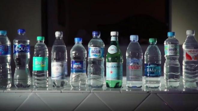 瓶装水里发现大量塑料颗粒