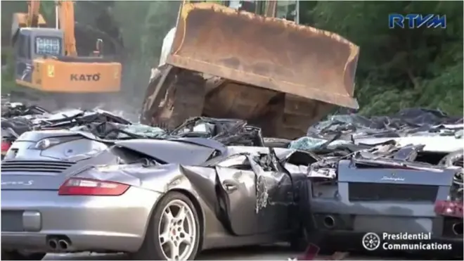 Carro sendo destruídos