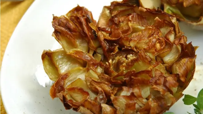 Rome's Jewish Fried Artichokes. Italy. (Photo by: Pierre Navigo/REDA&CO/UIG via Getty Images)