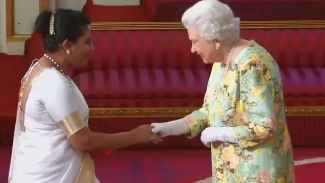 භාග්‍යා බ්‍රිතාන්‍ය රැජිනගෙන් සම්මාන ලබමින්