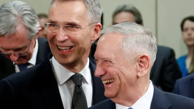 وزير الدفاع الأميركي جيمس ماتيس والأمين العام لحلف شمال الأطلسي ينس ستولتنبرغ خلال اجتماع وزراء دفاع الحلف في بروكسل