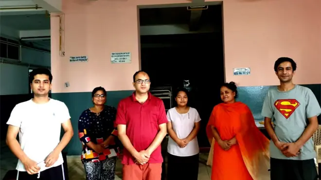 शल्यक्रियामा सहभागी चिकित्सक र नर्सहरू