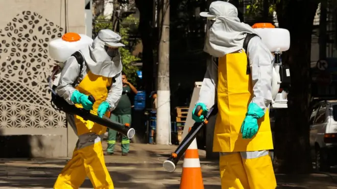 Des nettoyeurs désinfectent les rues en raison de la pandémie de coronavirus (COVID -19)