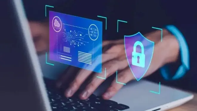 човек куца на тастатури