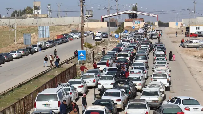 Refugiados, pequeños comerciantes e incluso turistas cruzan a diario la frontera entre Jordania y Siria.