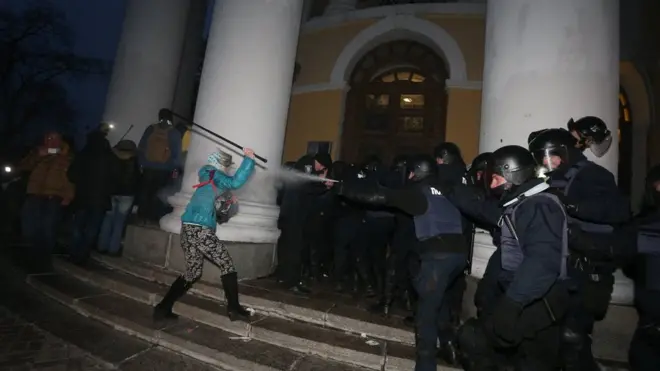 Участники "Марша за импичмент" пытаются прорваться в Октябрьский дворец в Киеве