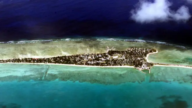 Кірібаті - це острівна держава, розташована на островах та атолах в центральній та західній частині Тихого океану