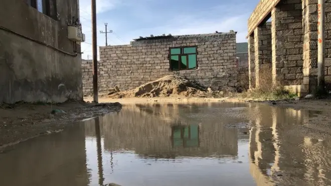 Ramana qəsəbəsinin Şuşa şəhərciyində yaşayış evlərinin arasından keçən yol