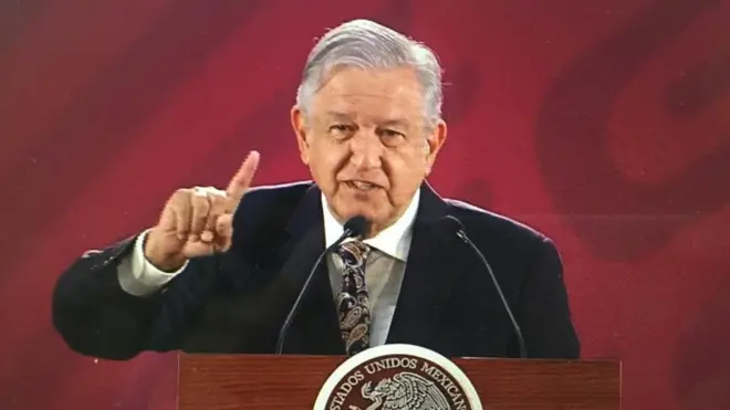 No es la primera vez que AMLO evade una pregunta diciendo "lo que diga mi dedito".