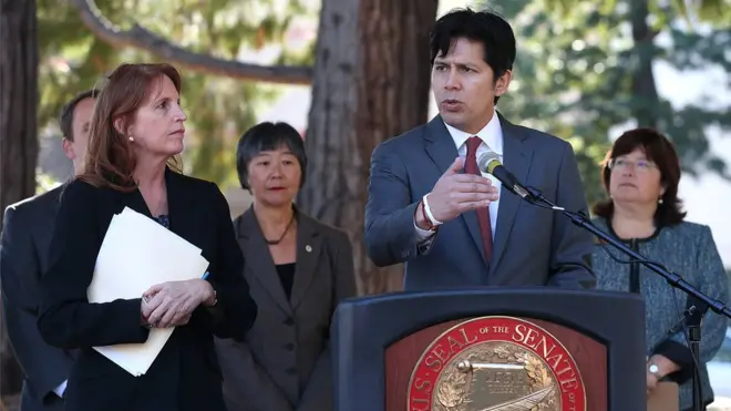 Thượng nghị sĩ bang California, Kevin de Leon (phải), chủ tịch Ủy ban Nhà lập pháp Á Châu Thái Bình Dương kêu gọi ICE thả người Việt Nam và Campuchia bị bắt tháng 11/2007