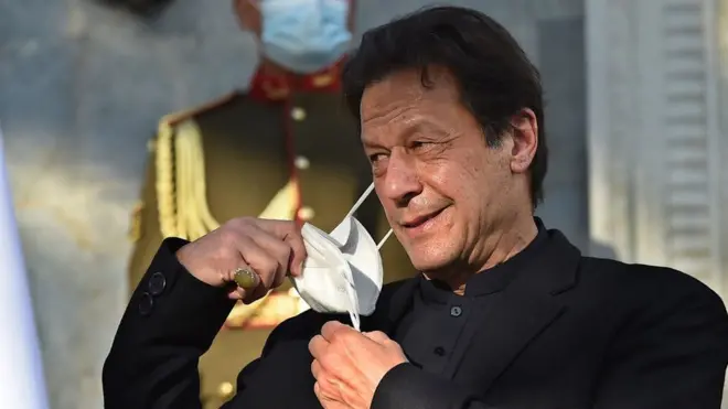 इन पार्टियों का आरोप है कि इमरान ने सेना की मदद से सत्ता हासिल की है.