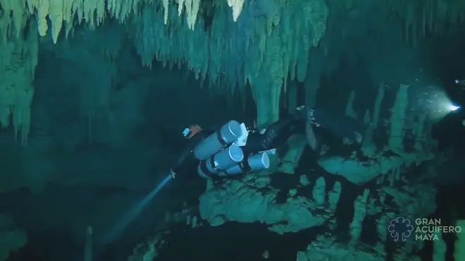 Submarinista en la cueva