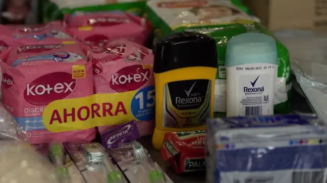 Las cajas contienen elementos de aseo personal para que una familia de cinco personas pueda higienizarse por un mes.