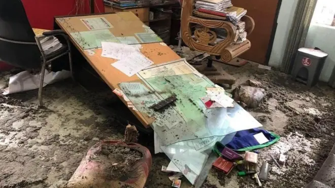 বিস্ফোরণের পরে থানার একটি কক্ষের চিত্র