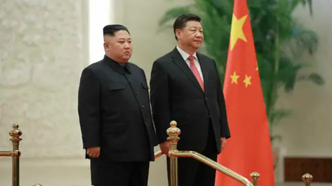 북한 노동신문은 10일 김정은 위원장의 4차 방중 사진을 지면에 보도했다