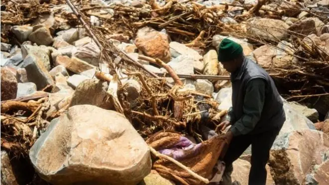 ሓደ ኮቦርታ ካብ ዝዓነወ ንብረት እናሰሓበ