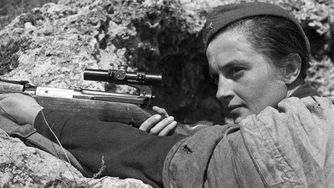 Liudmila Pavlichenko defiende Sebastopol frente a los nazis el 6 de junio de 1942.