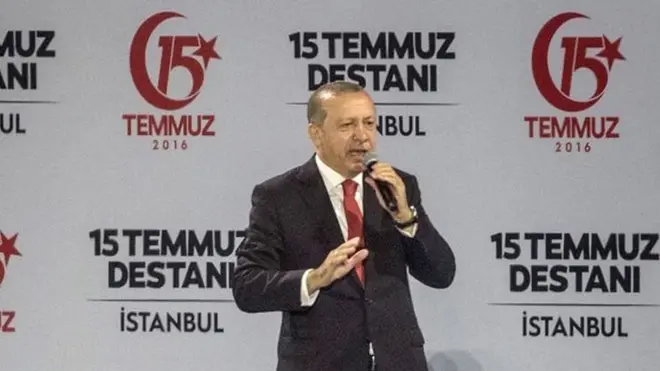 Erdogan mengatakan: "Orang-orang pada malam itu tidak memiliki senjata api, mereka memiliki bendera dan yang lebih penting lagi, mereka memiliki keyakinan."