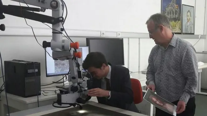 Експерти за роботою