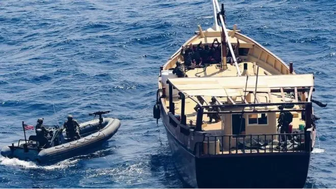 ኣባላት ሓይሊ ባሕሪ ኣመሪካ ናብ ሓንቲ ዘይሕጋዊ ብረት ዝጸዓነት ጃልባ እናተጸግዑ