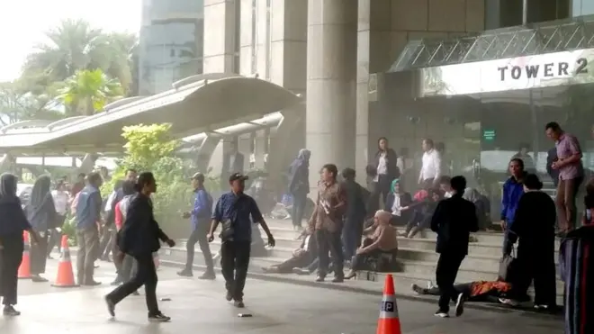 Para korban runtuhan mezanin Gedung BEI sempat dievakuasi sementara di lobi sebelum dilarikan ke rumah sakit, Senin (15/1).