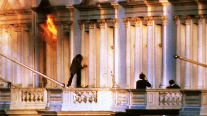 خروج یکی از گروگان‌های آزاد شده از سفارت بعد از یورش نیروهای ویژه بریتانیا