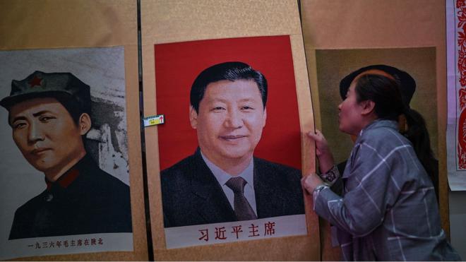 一名延安的賣家在銷售毛澤東和習近平的畫像。
