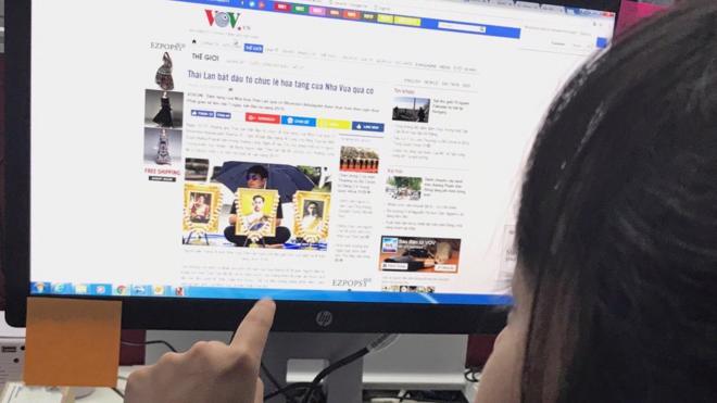 เว็บไซต์ของวอยซ์ ออฟ เวียดนาม สื่อของรัฐบาลเวียดนามรายงานเกี่ยวกับความจงรักภักดีของชาวไทยต่อในหลวง ร.9