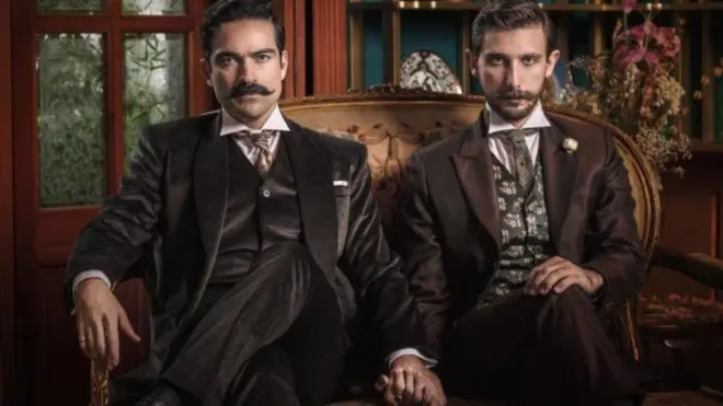 Los mexicanos Alfonso Herrera y Emiliano Zurita protagonizan la película "El baile de los 41", basada en hechos reales.