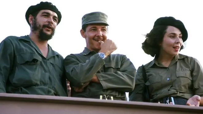 Ernesto Che Guevara, Raul Castro (m) and his wife 1964 (Photo by Jung/ullstein bild via Getty Images)